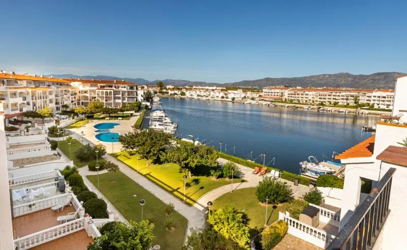1015 Piso Gran Lago con 3 habitaciones y piscina