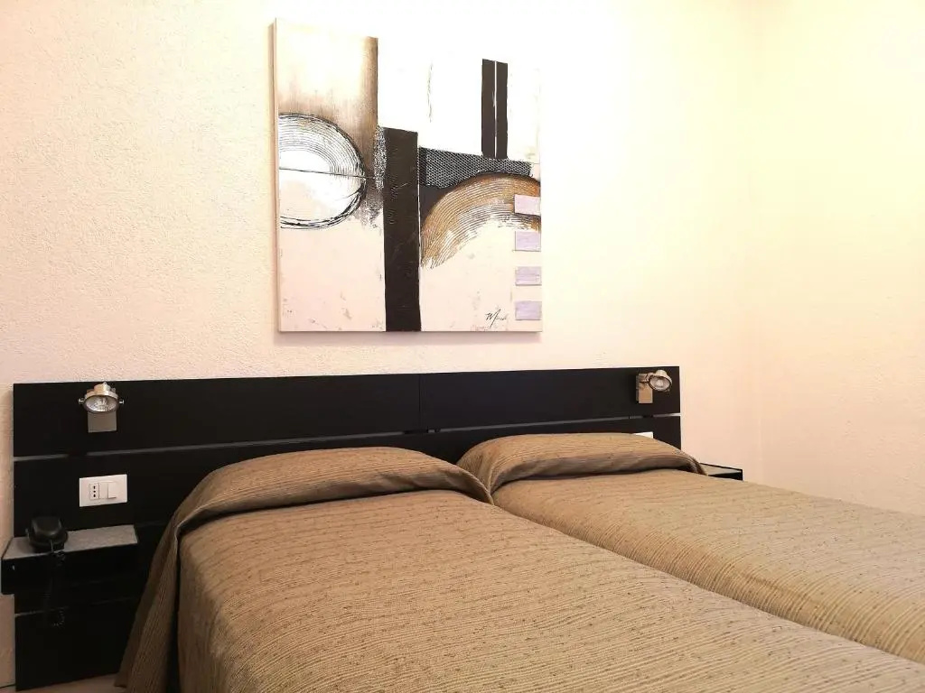 Double room (full double bed)