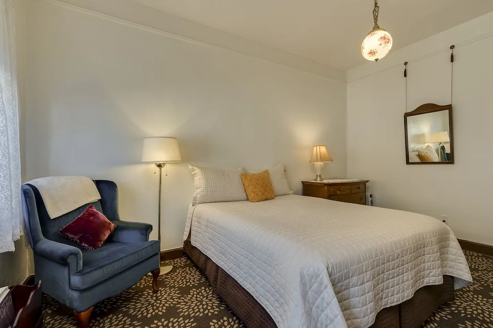 Standard room with mountain view