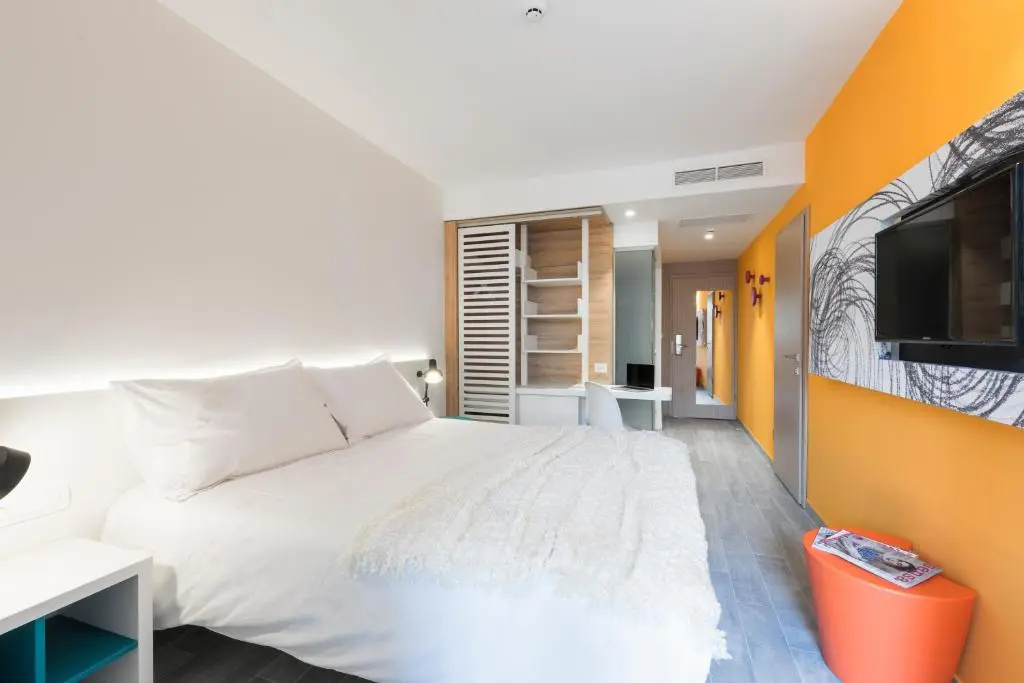Standard Double room with park view (full double bed)