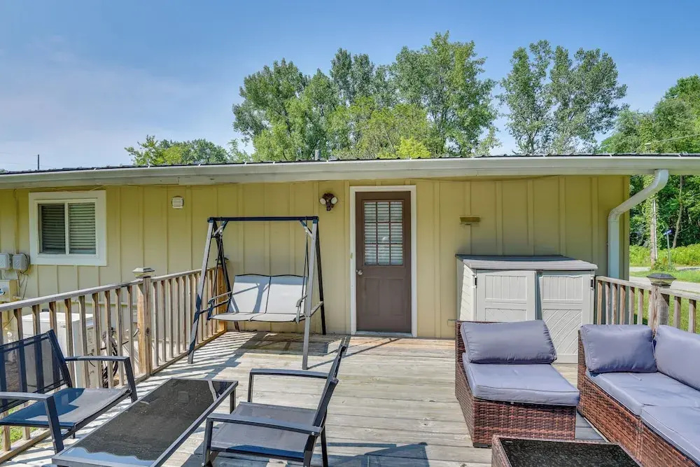 2 Mi to Warren Dunes: Sawyer Apartment w/ Deck!