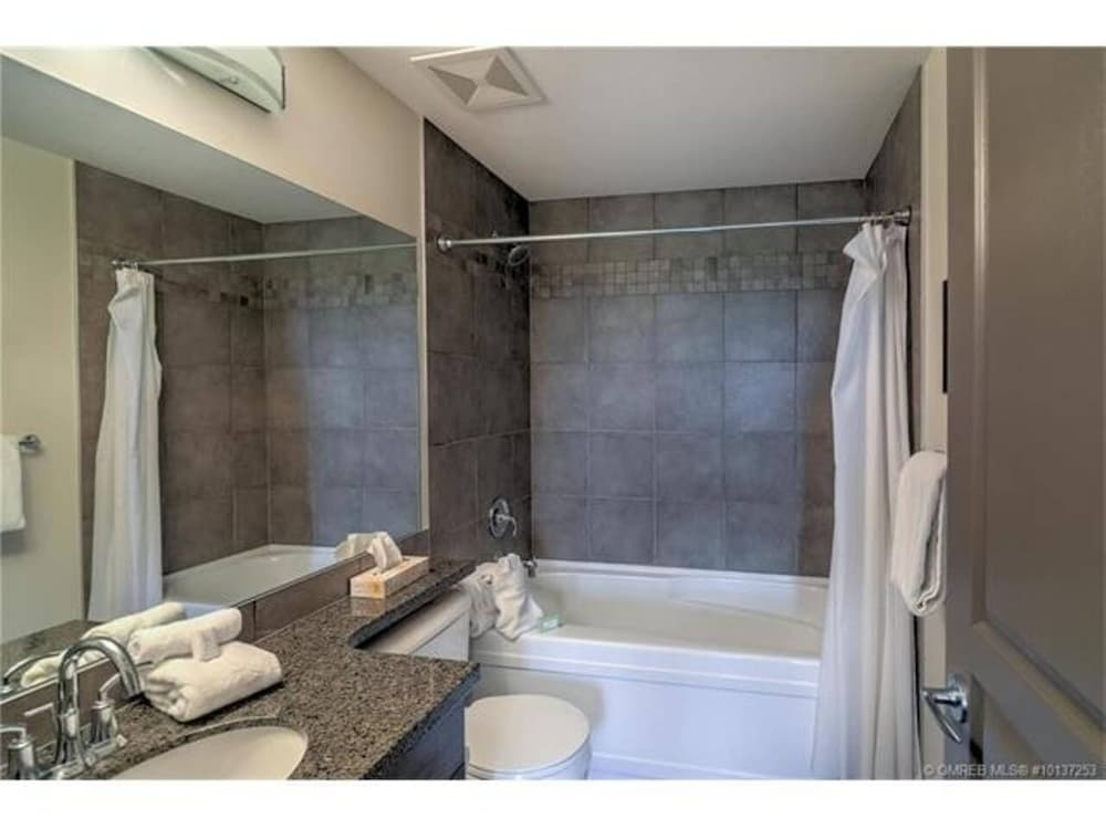 One of a Kind, Top Floor Apartment at Playa #632 - фото 2