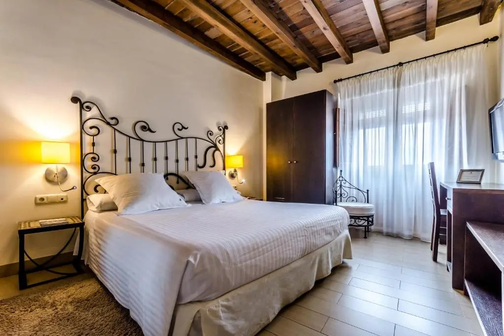 Double room (full double bed)
