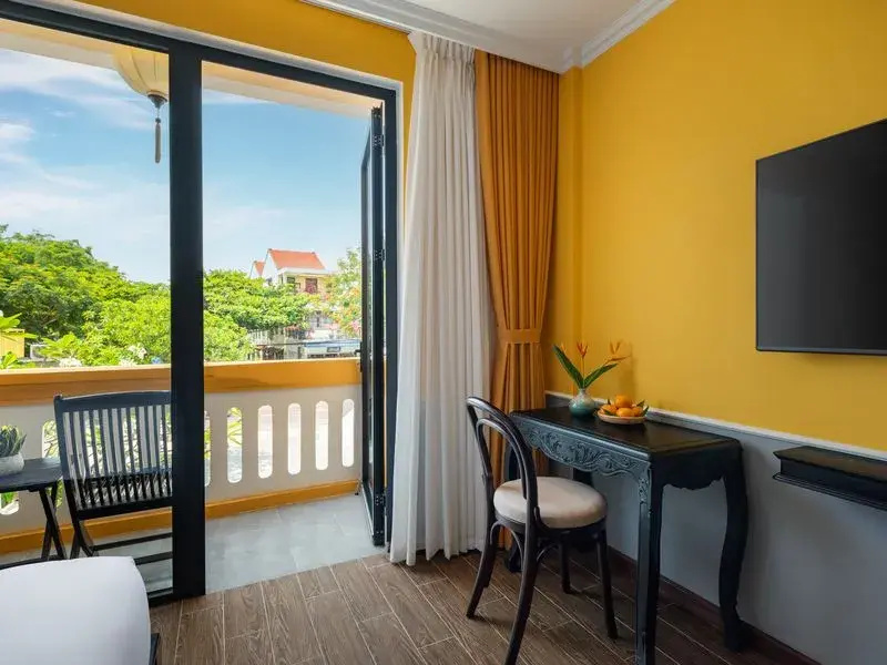 Deluxe room with balcony and with city view