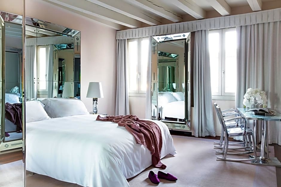 (1)Deluxe Double room (full double bed) (bed type is subject to availability) at Palazzina Grassi in Venice