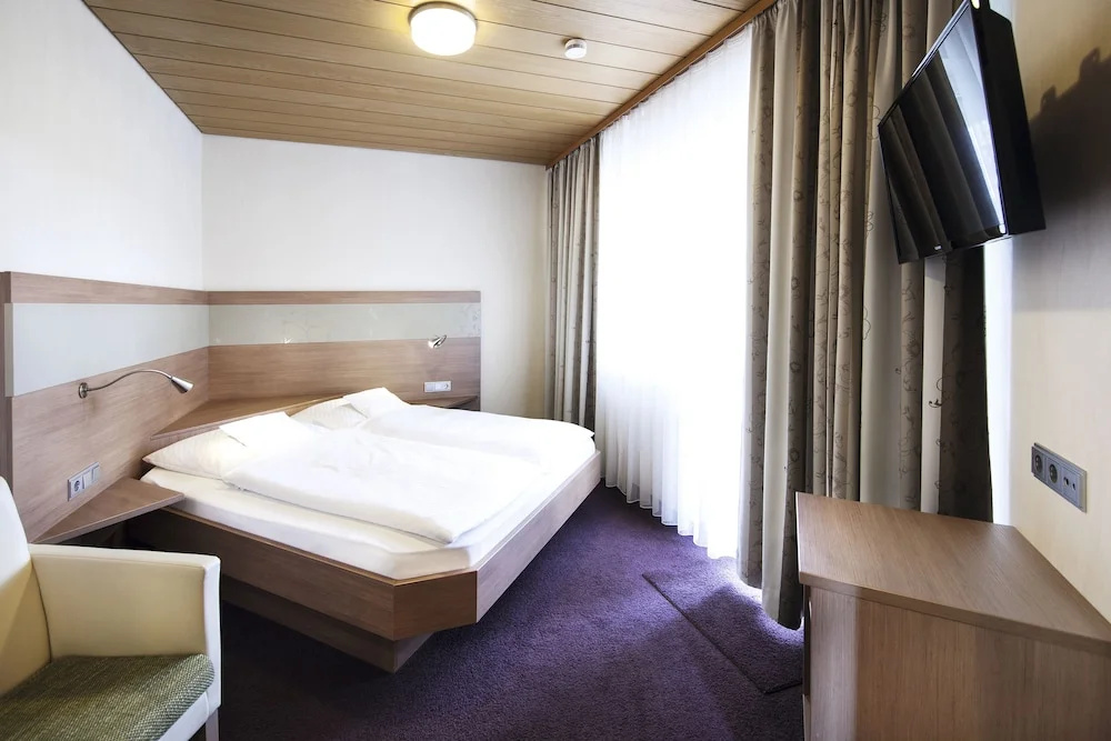 Business Double room (full double bed)
