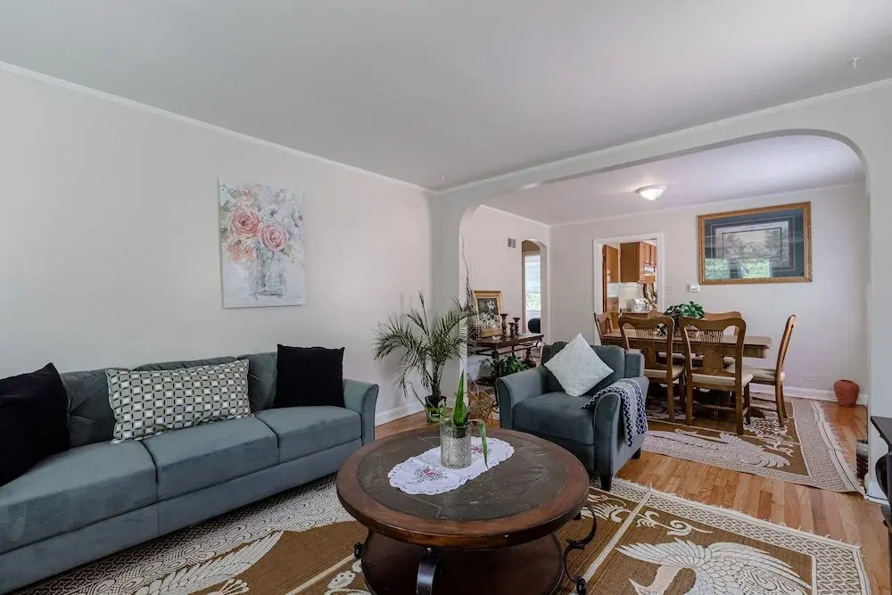 Bright and Charming 2 Bed Apartment in Evanston by AllSet Turnover - фото 9
