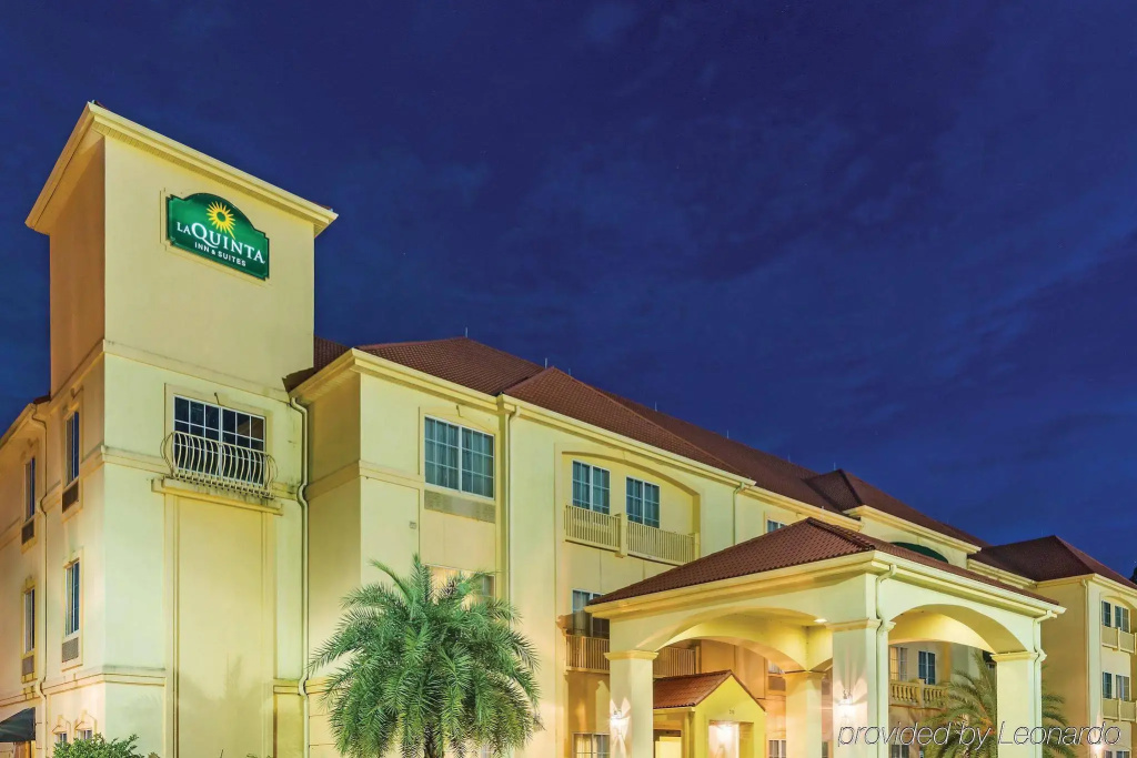 科文頓拉昆塔套房酒店(The Chateau Hotel Covington)