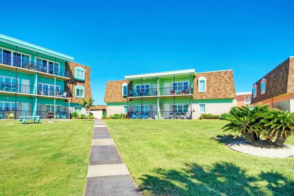 2BR Condo w/ Gulf Views, 2 Pools, Courts Blue Water Bliss by Avantstay