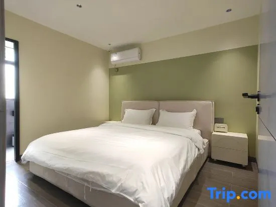 6 Bedrooms Villa