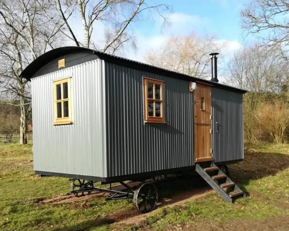 Gaggle Of Geese Pub & Shepherd Huts