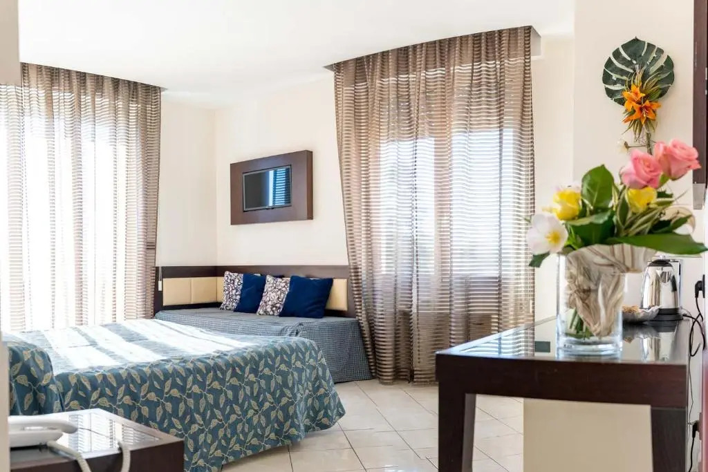 標準四人房，配有大床