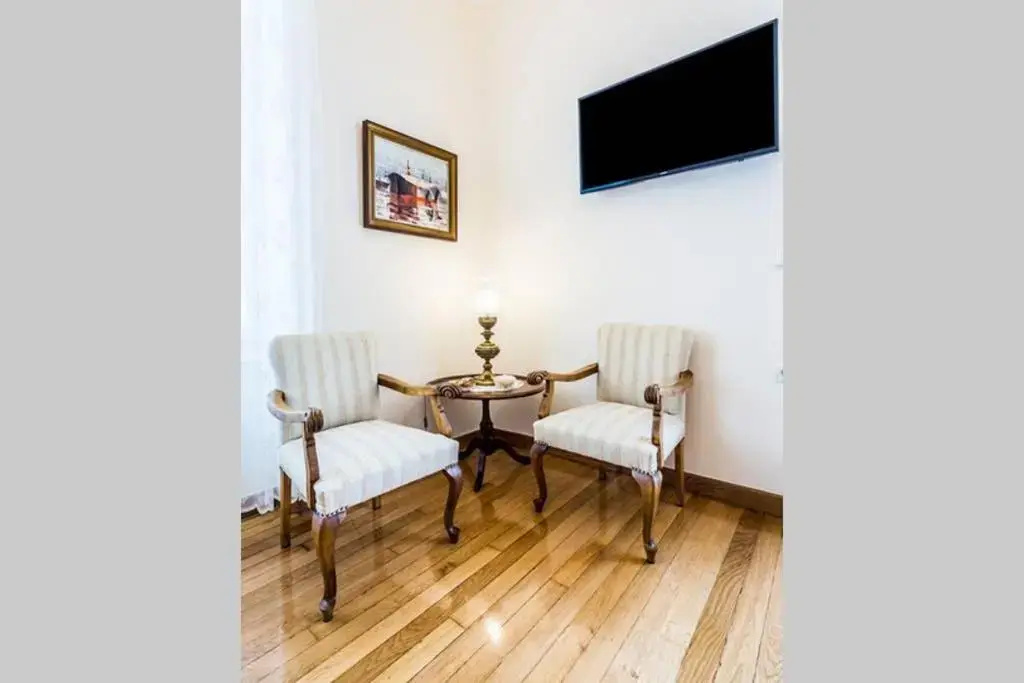 Neoclassical apartment with 3 bedrooms in Piraeus - фото 5