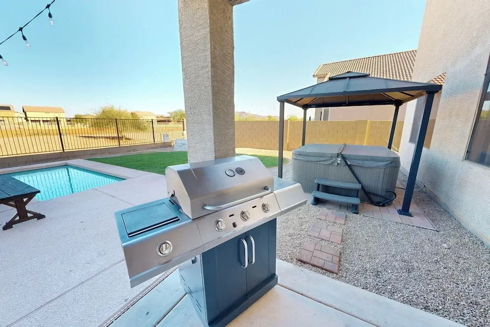 Hot Tub & Game Room: Poolside Paradise in Phoenix!