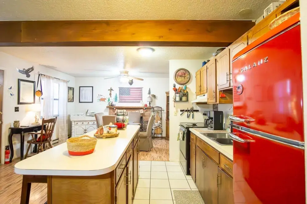 Eagle's Nest - Hot Tub, Deck & Prime Location 2 Bedroom Cabin - фото 21