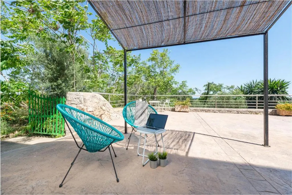 1 Bedroom Basement Apartment with sea view