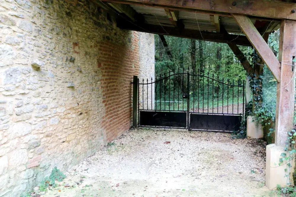Blanquefort Woodland Hill Retreat
