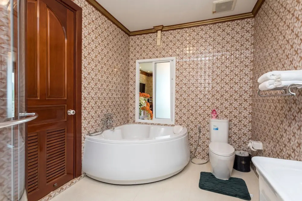 Одноместный люкс с видом на бассейн в Erawan Hotel