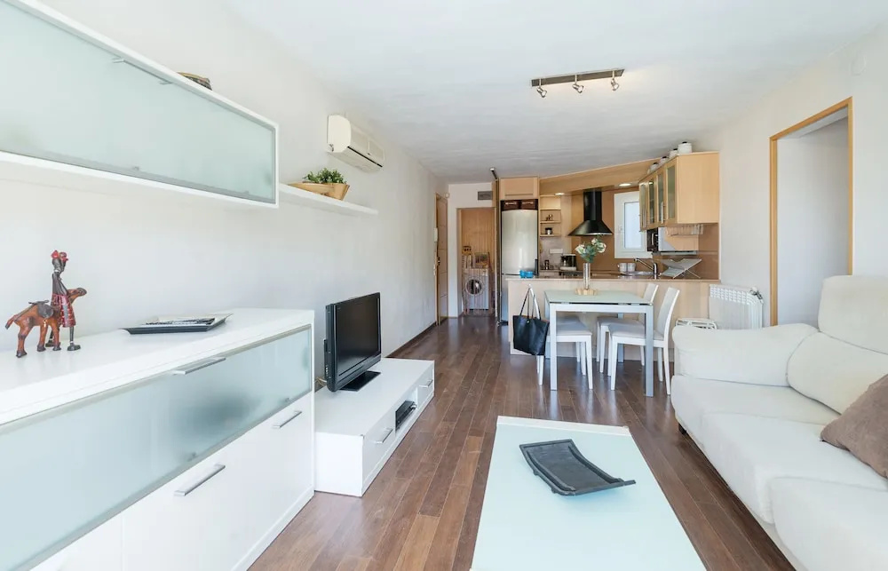 Modern flat Pool and Tennis area