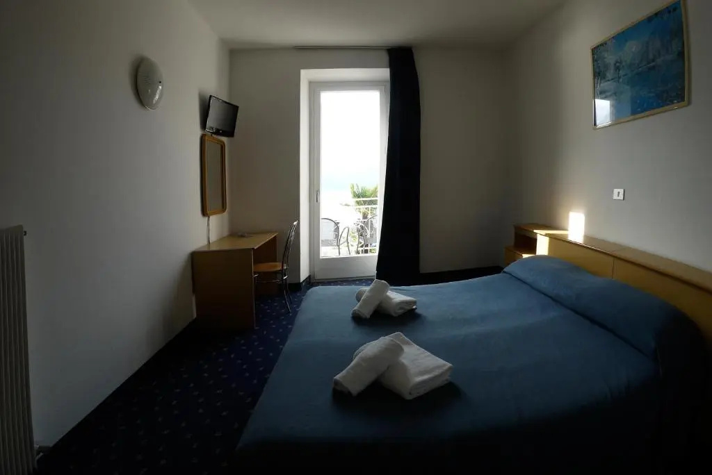 Standard Double room with lake view (twin beds)