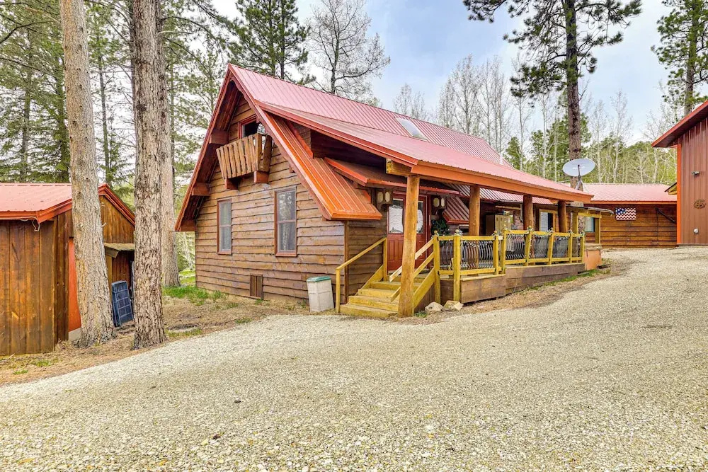 Hot Tub + Arcade Table: Spacious Retreat in Lead