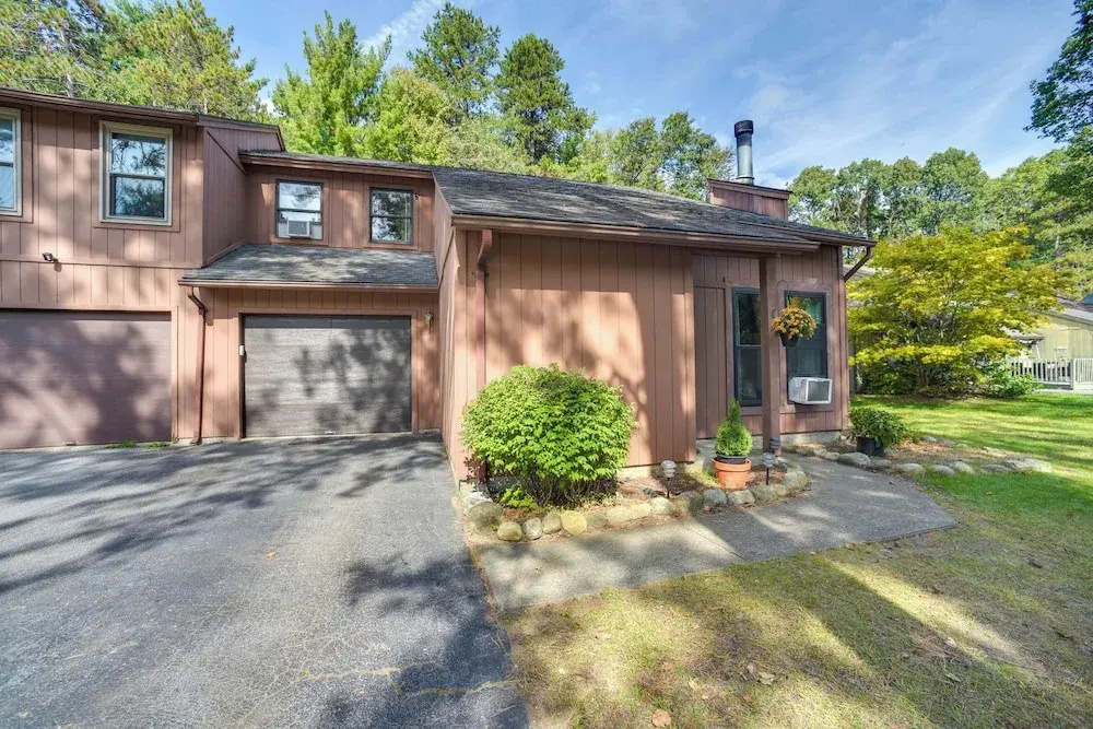 11 Miles to Saratoga Race Course: Upstate Retreat!