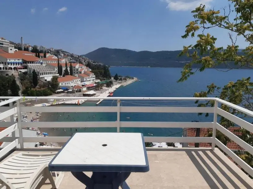 2 Bedrooms Apartment with sea view