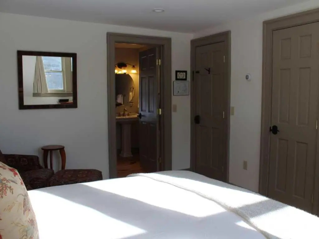 Deluxe Double room (full double bed)