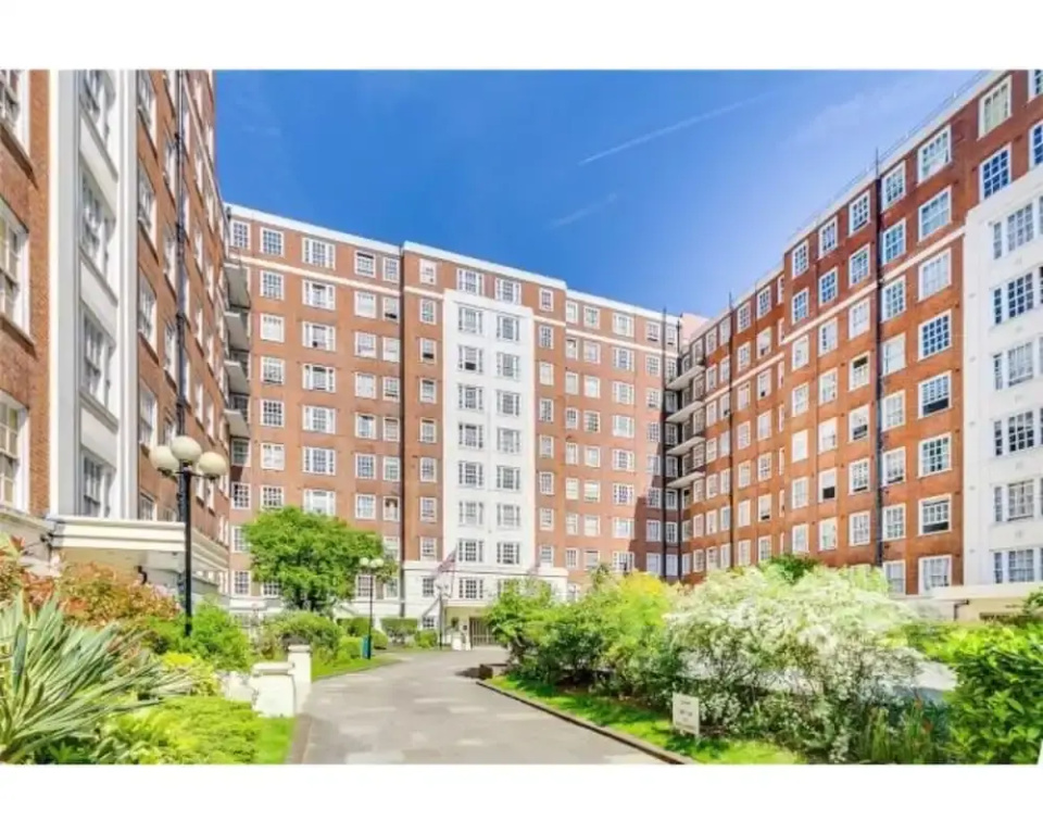 Chique & Spacious top floor 1Bed Oxford St.