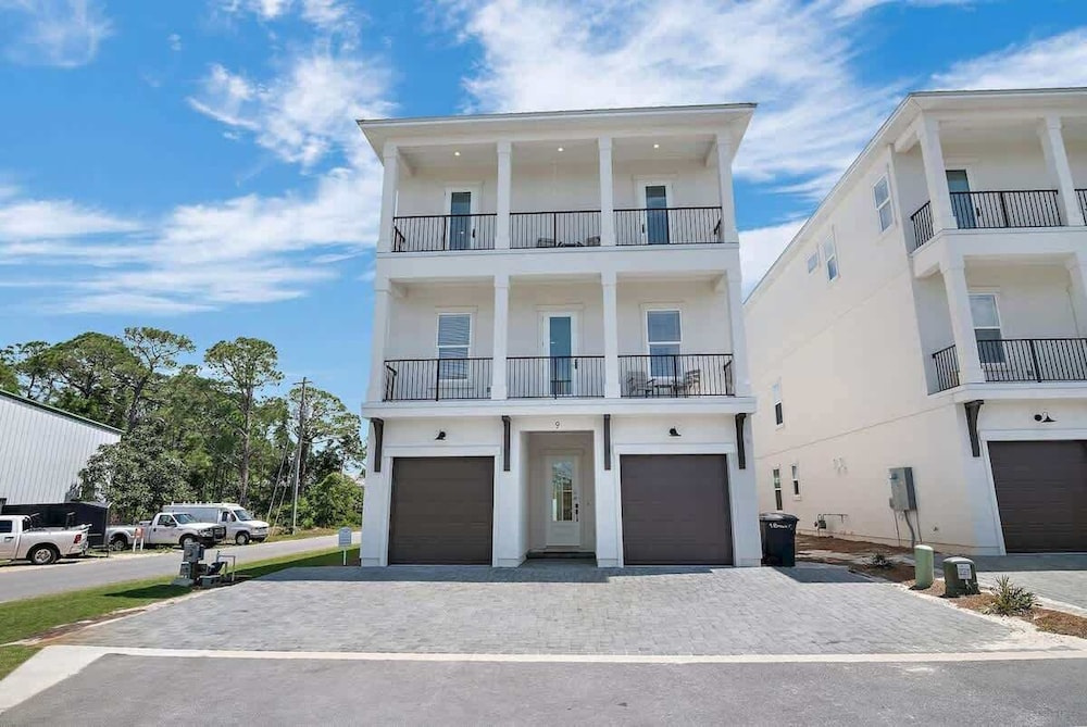 Modern Family 7BR w Private Pool and Patio