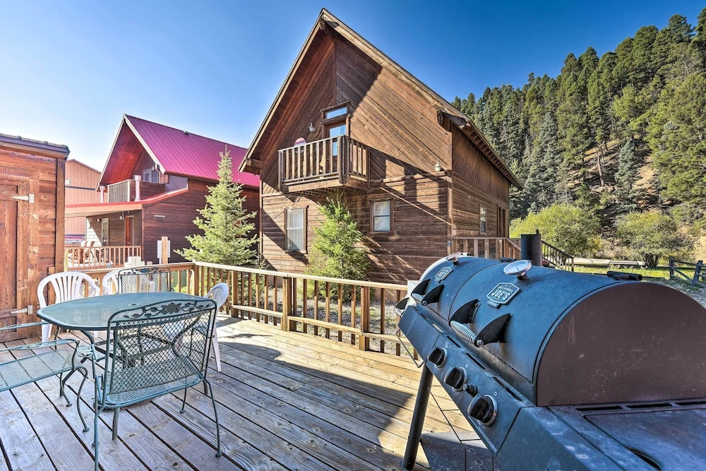Ski-in/ski-out Red River Cabin w/ Mtn Views!
