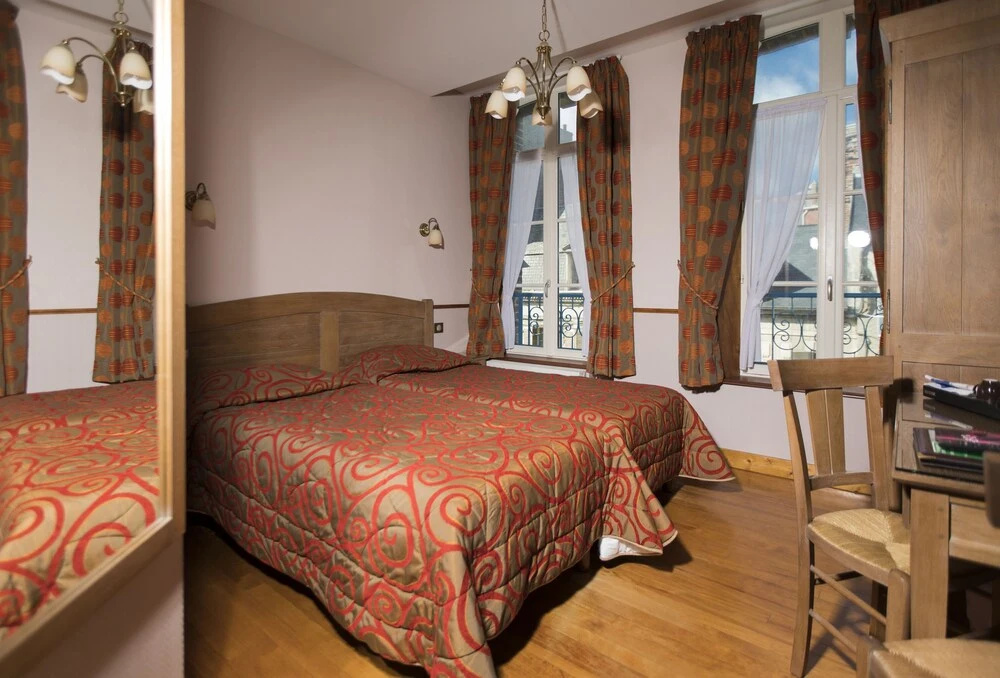 Standard Double room with street view (full double bed)