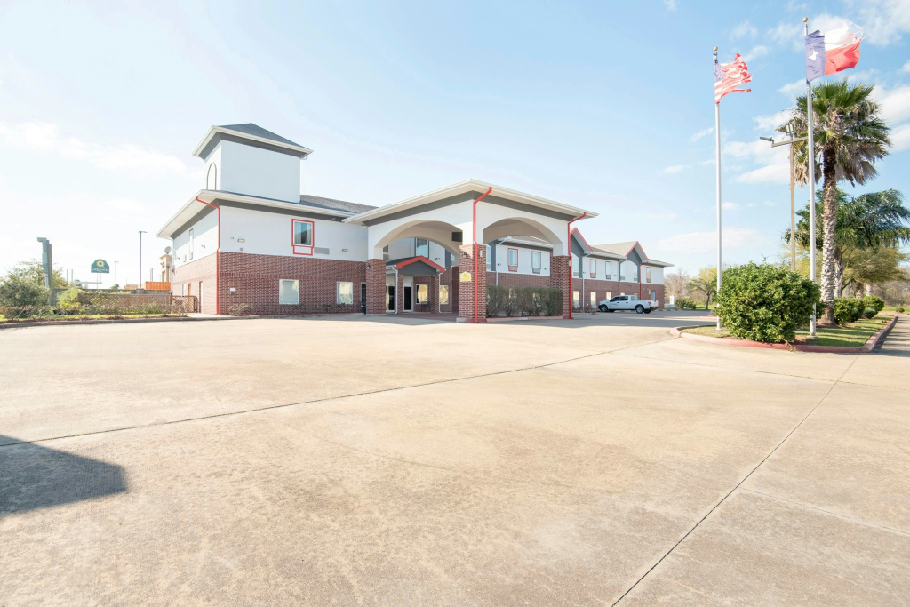 OYO Townhouse Clute Lake Jackson