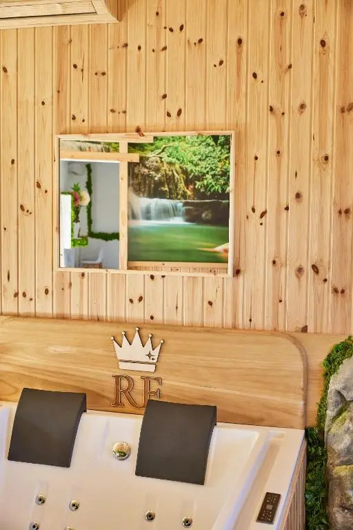 REnt Room Wood