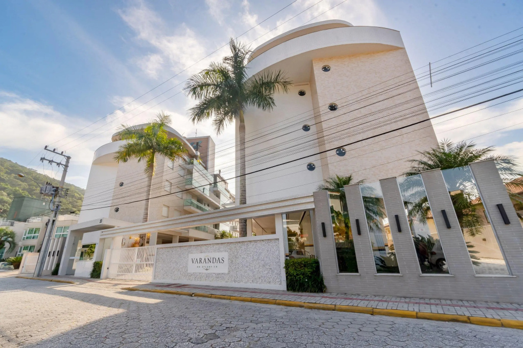 Varandas do Atlântico - Apartamento Sofisticado em Condomínio Pé na Areia