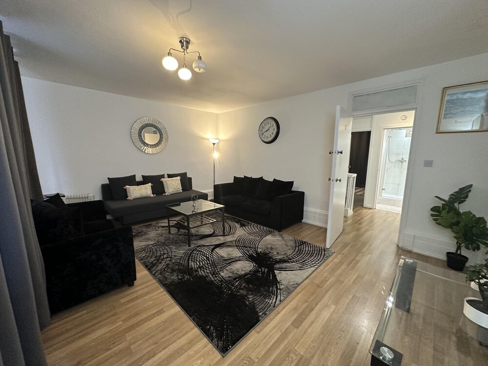 Gorgeous 4 Bedrooms, 5-baths House Central London