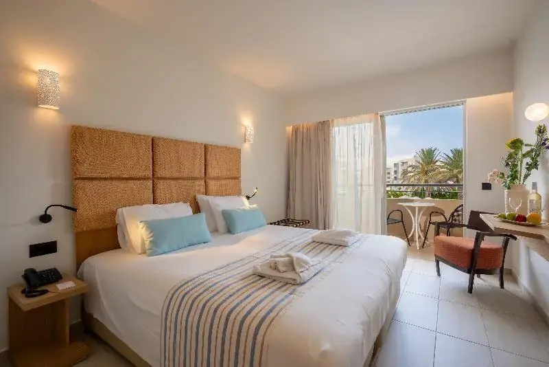 Deluxe Double room with pool view (full double bed)