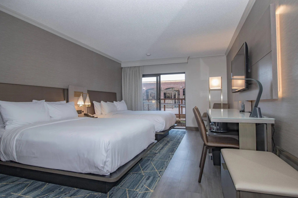 Standard Quadruple room with pool view
