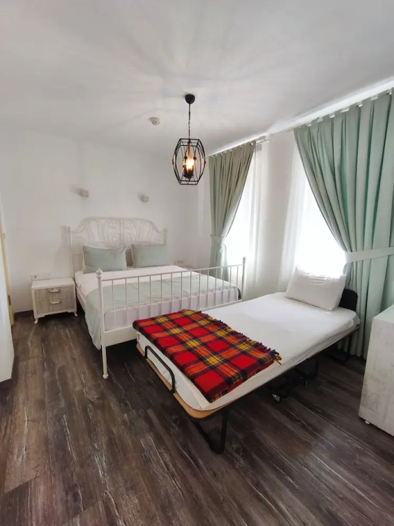 Standard Double room with city view (full double bed)