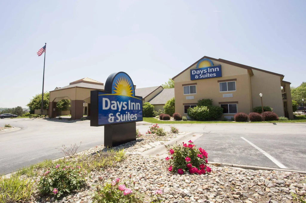 Days Inn & Suites by Wyndham Omaha NE