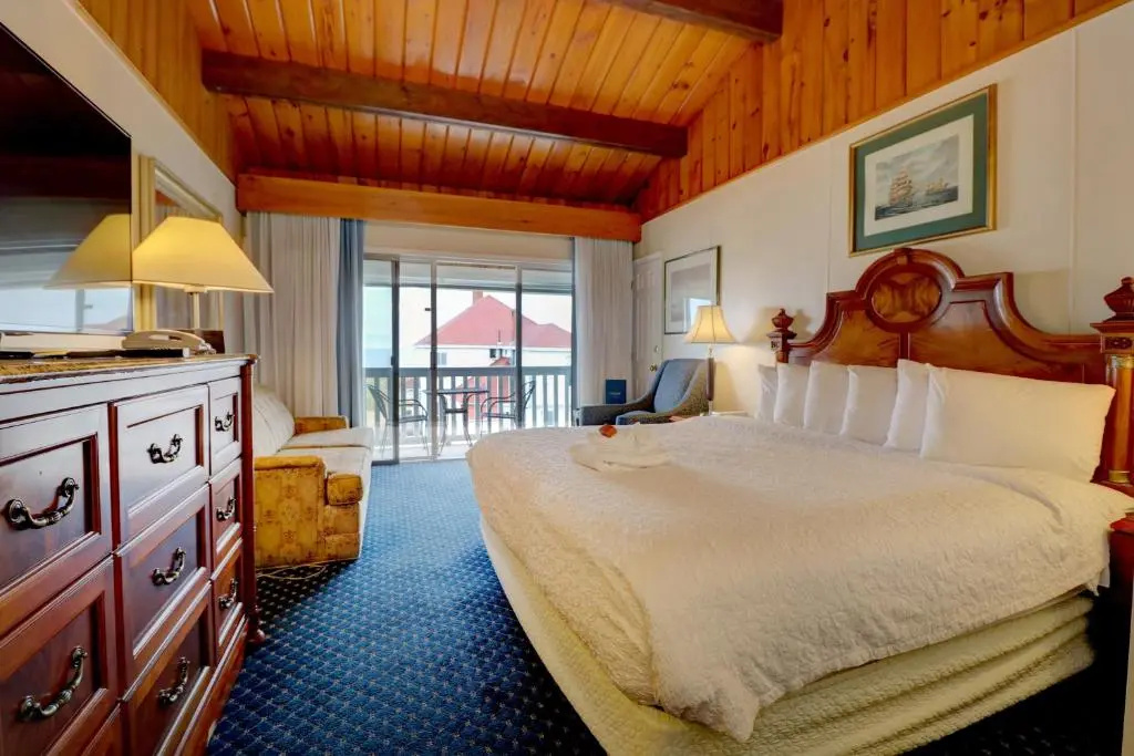 Standard Double room with partial ocean view (full double bed)