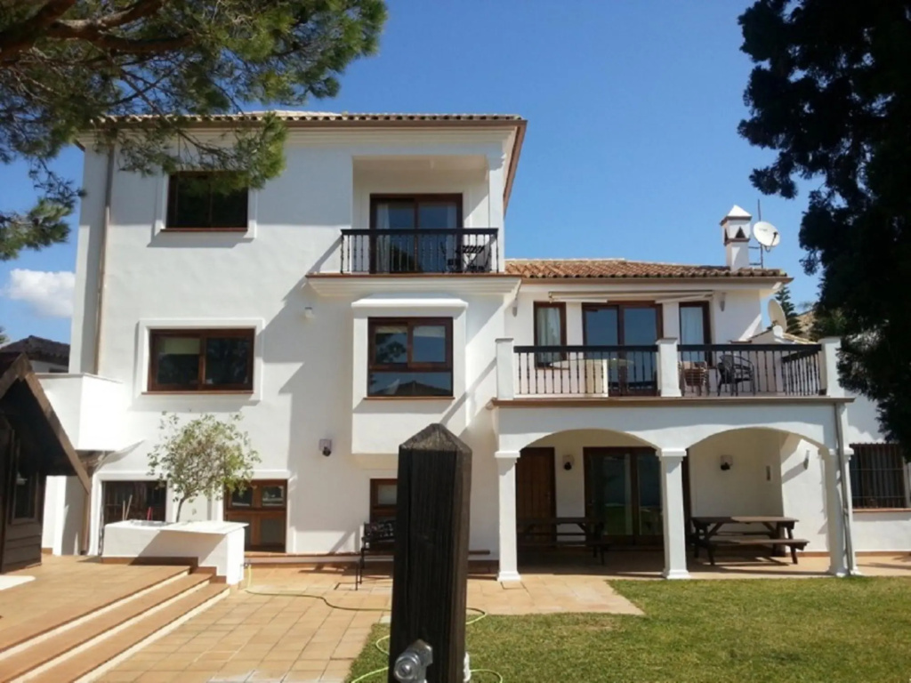 8381 - Large beach side villa in Marbella