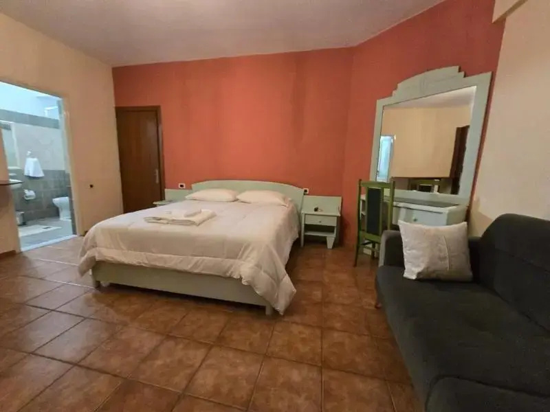 Deluxe Double room with balcony (full double bed)