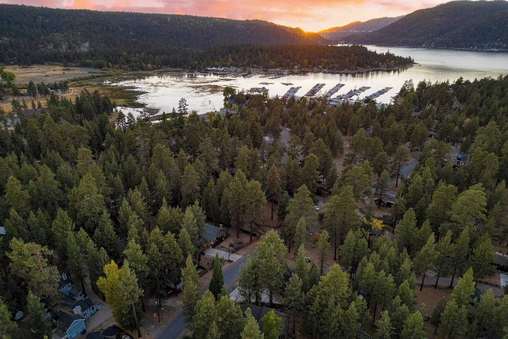 Pinetree Place by Avantstay Group Cabin w/ Hot Tub Minutes to the Lake