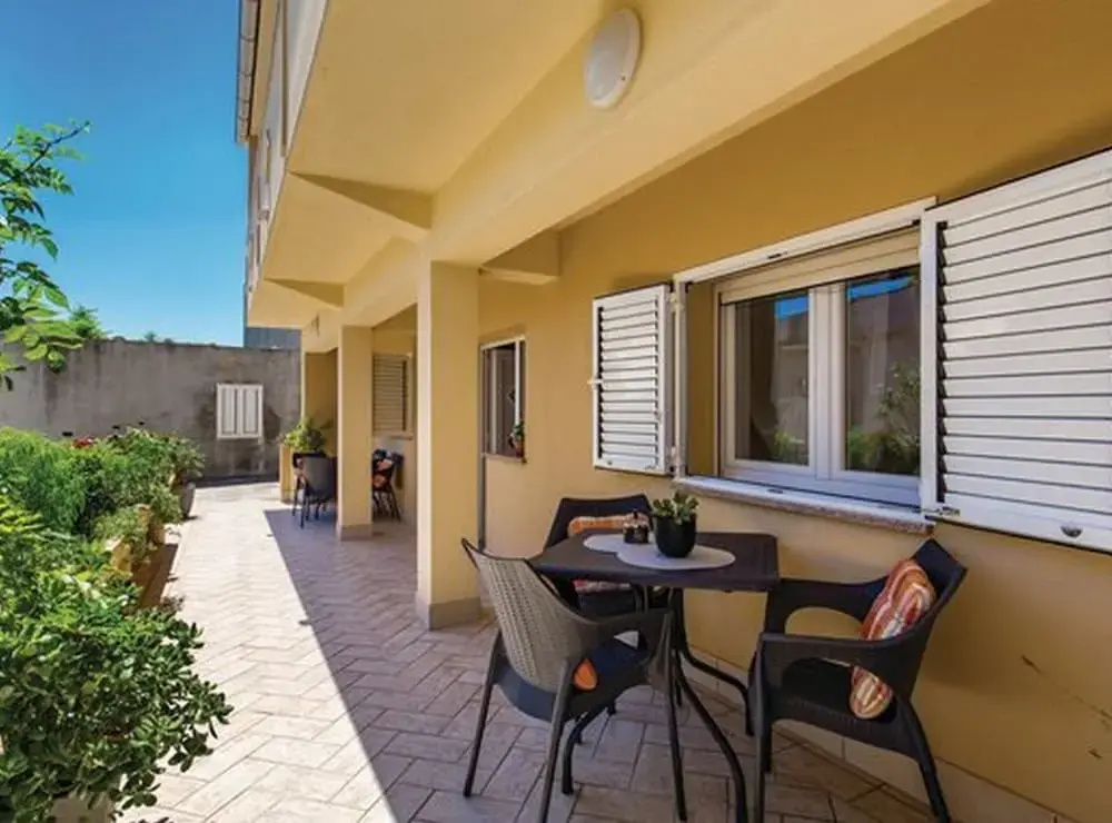 Charming One Bedroom Apartment Povljana
