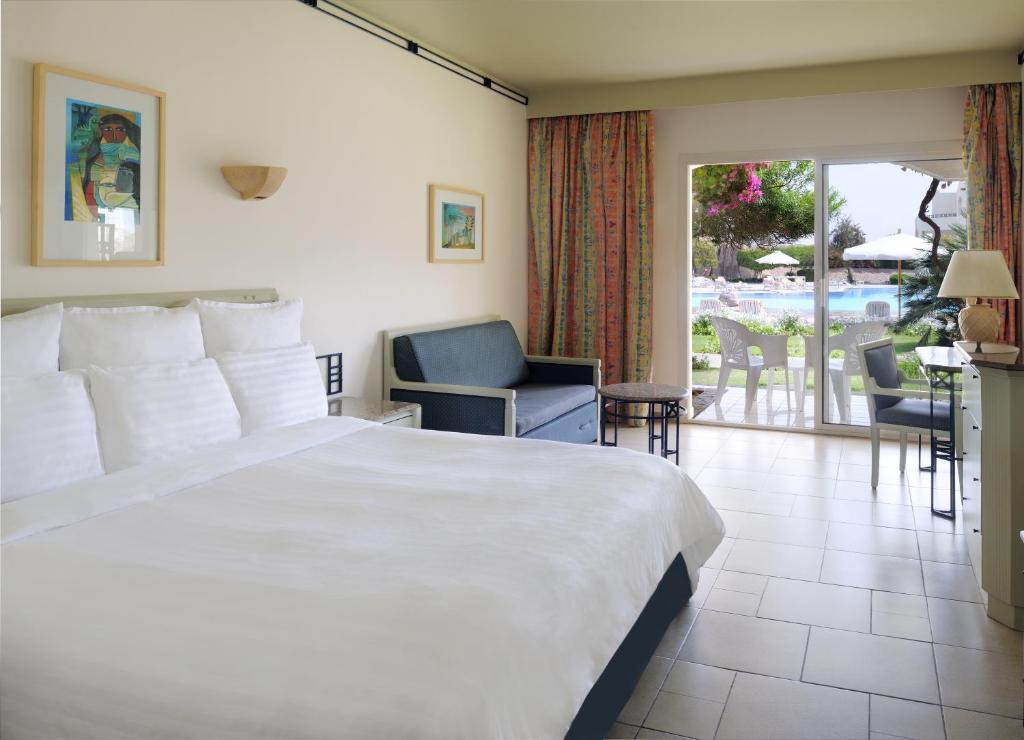 Двухместный номер Standard с видом на бассейн двуспальная кровать в Naama Bay Promenade Beach Resort by Accor