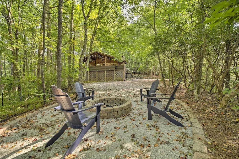 Fire Pit & Grill: Cozy Cabin in Lake Toxaway!
