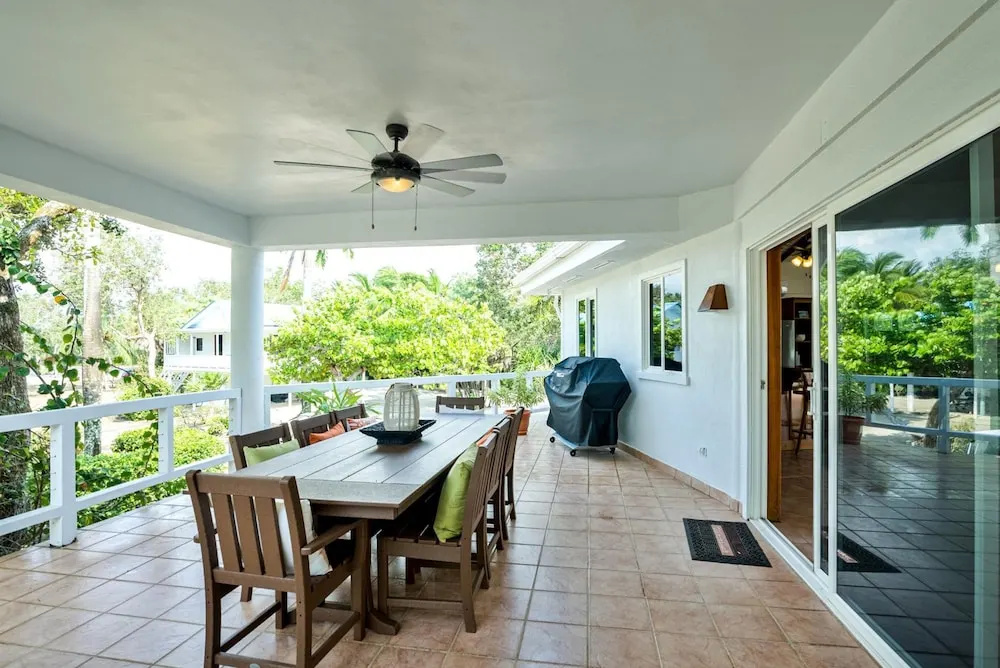 Private Oceanfront 4-bed Villa w Pool on Huge Lot