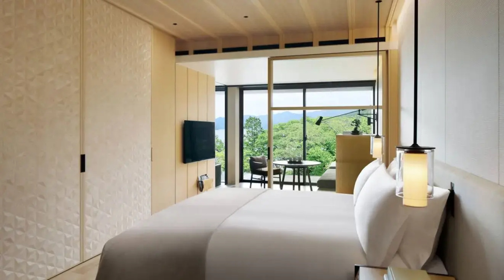 Standard Double room with balcony and with lake view (full double bed)