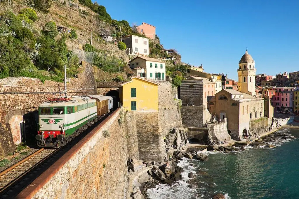 ALTIDO Charming House for 12, with Patio in Vernazza